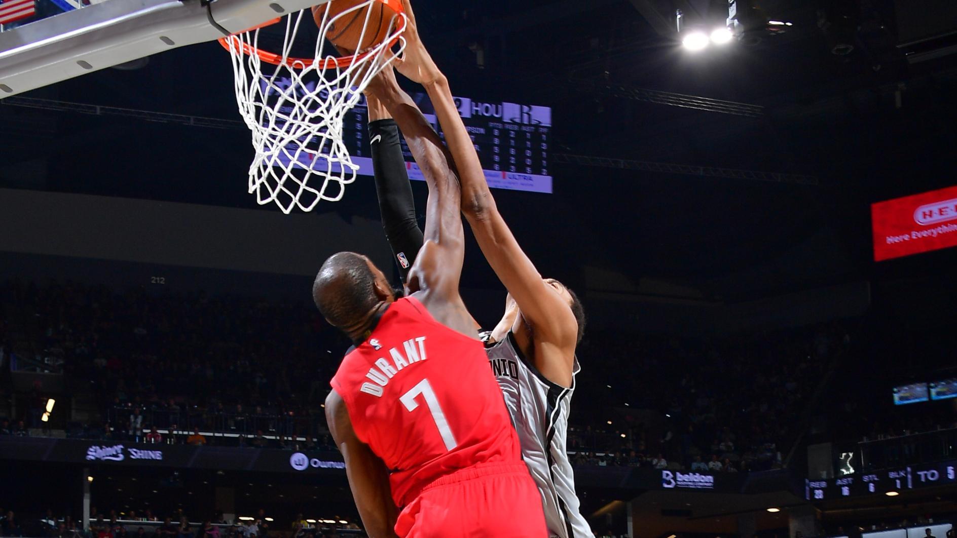 Wemby posterizes KD with thunderous slam