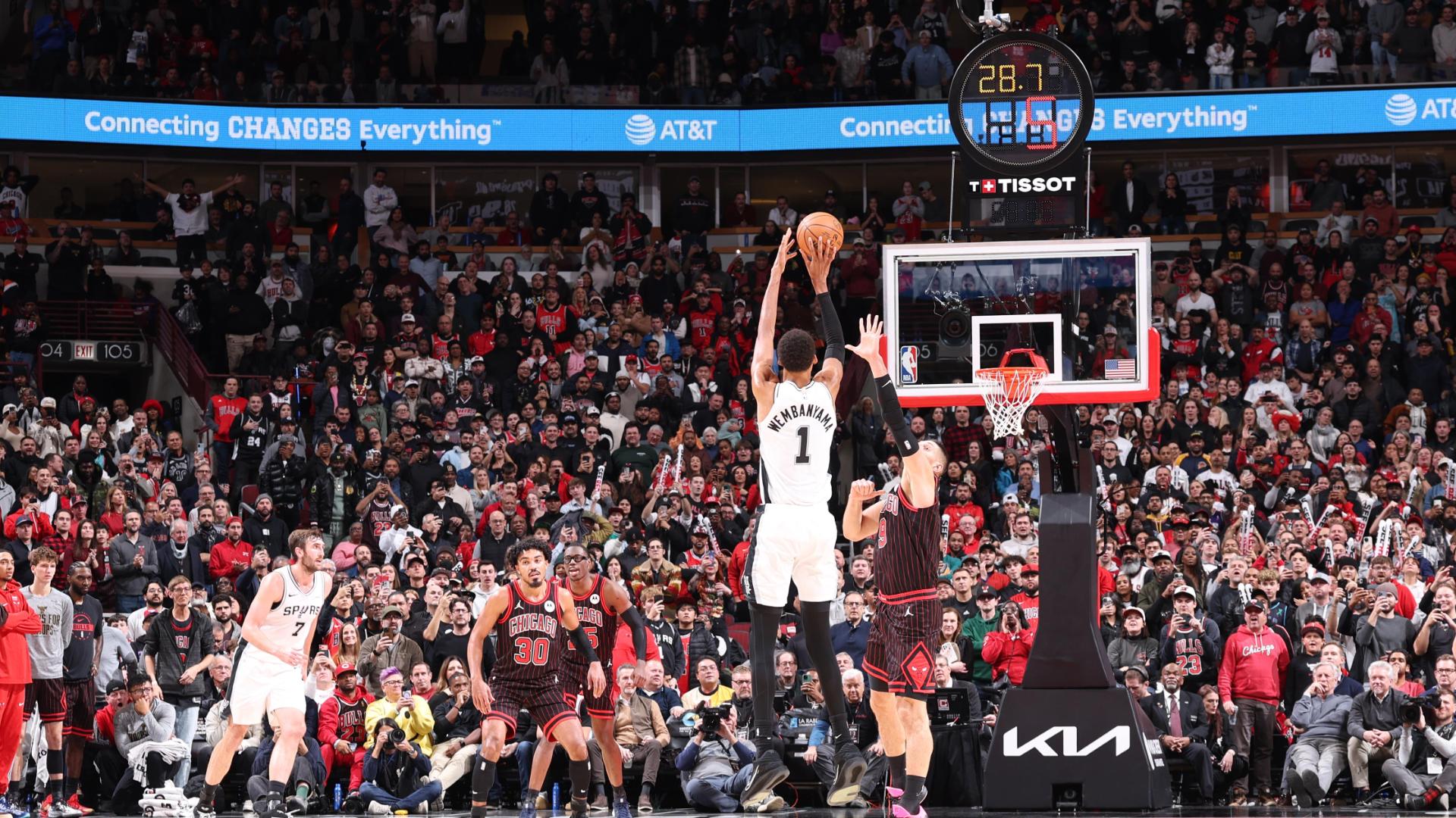 Wemby drills a late go-ahead 3 for the Spurs