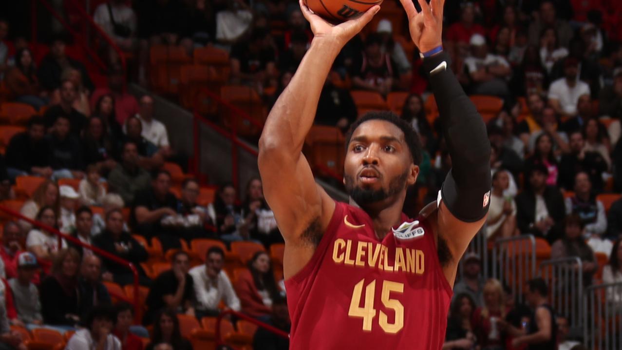 Donovan Mitchell's ridiculous turnaround 3 ties game in OT