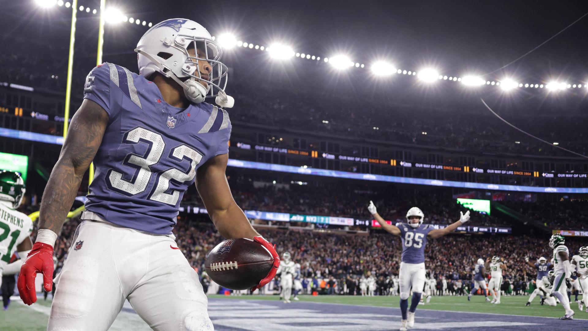 Henderson shines with 3 TDs as Pats get past Jets