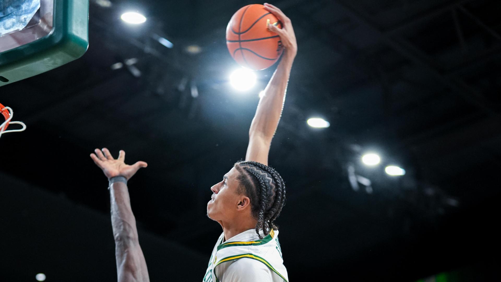Cameron Carr throws down a massive tomahawk poster for Baylor