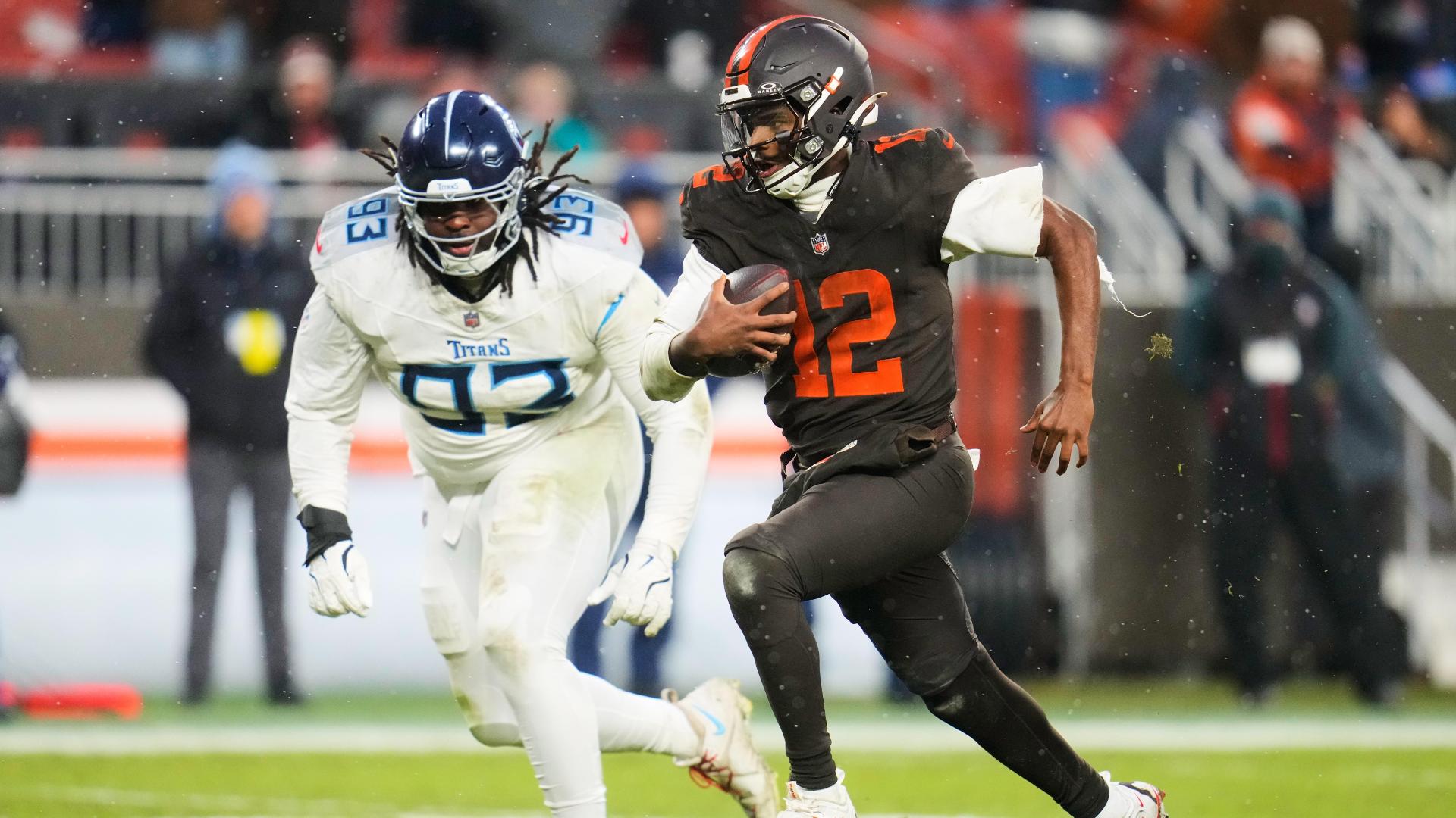 Shedeur Sanders somehow avoids a sack for a nice touchdown run