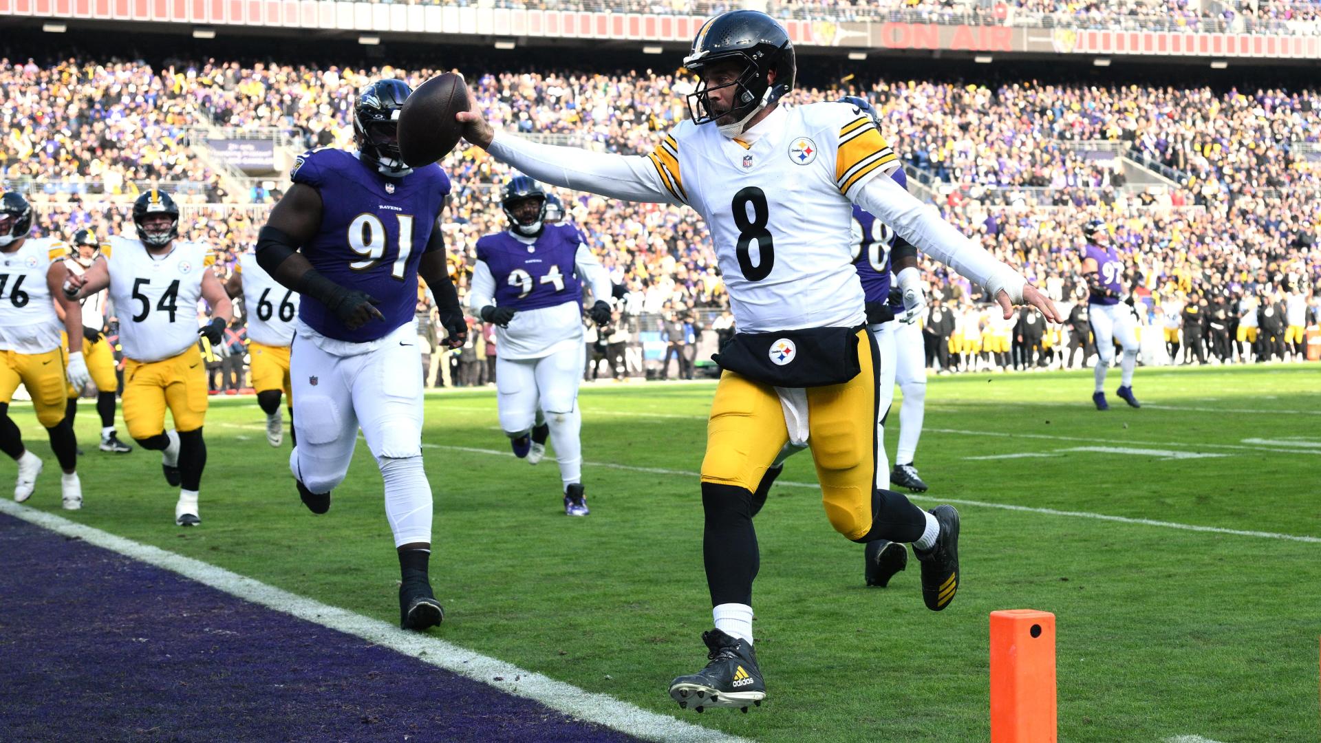 Aaron Rodgers runs in a TD for Steelers