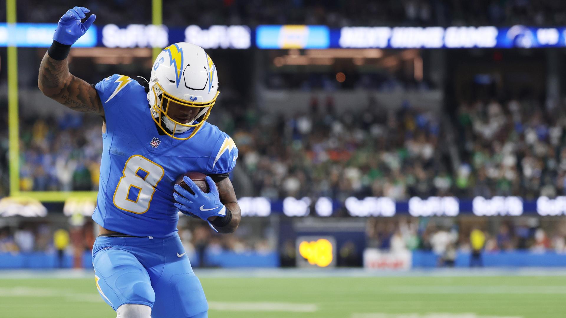 Justin Herbert whips it to Omarion Hampton for a TD