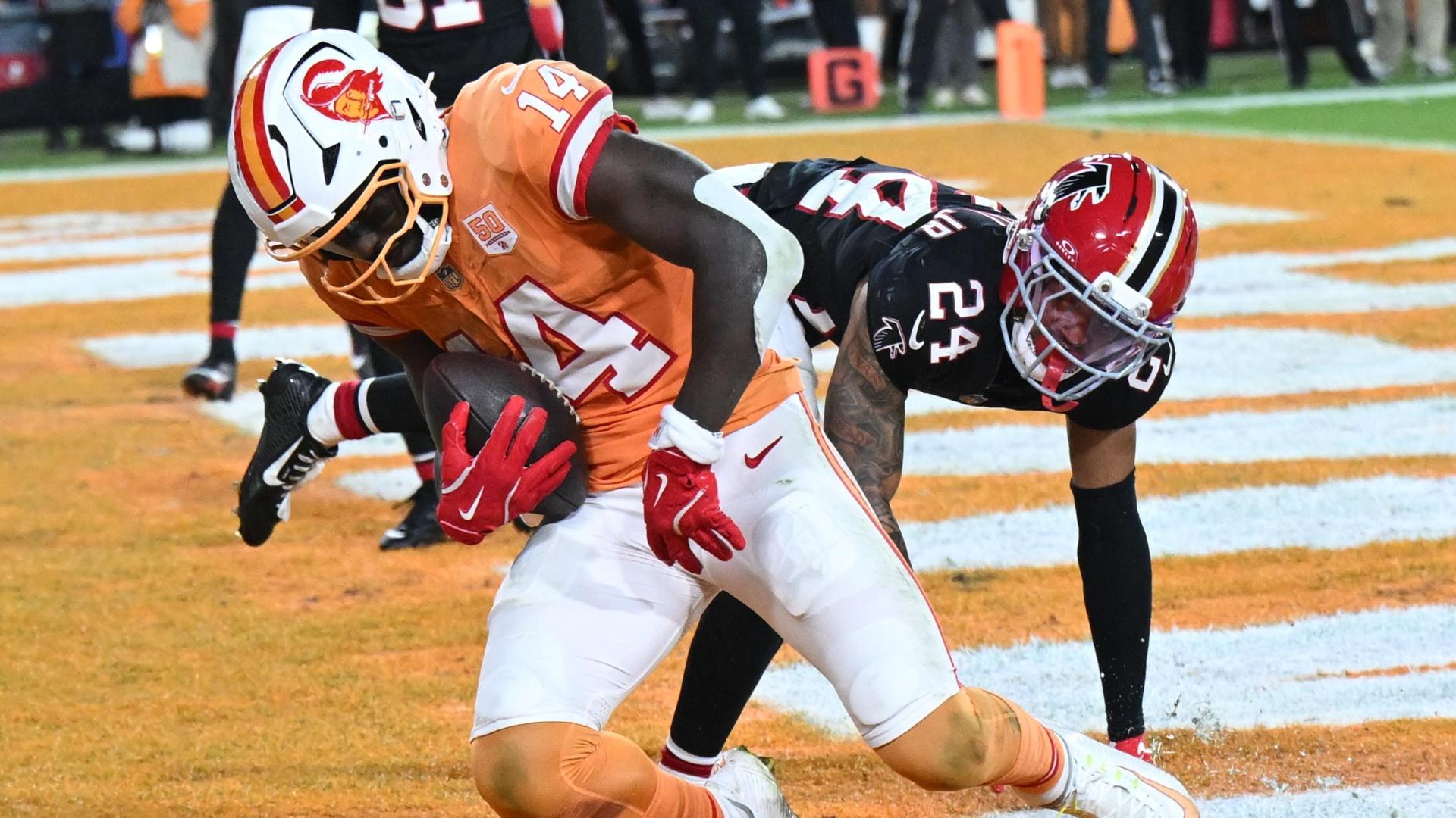 Chris Godwin Jr. keeps both feet inbounds for a Bucs TD