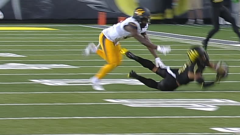 Oregon's Johnny Johnson makes incredible diving catch