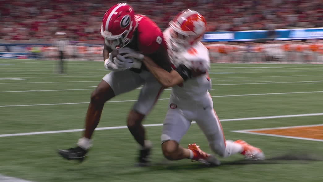 Carson Beck floats pass to Colbie Young for a Georgia TD