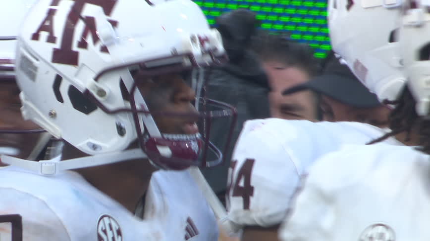 Marcel Reed punches in TD for Texas A&M