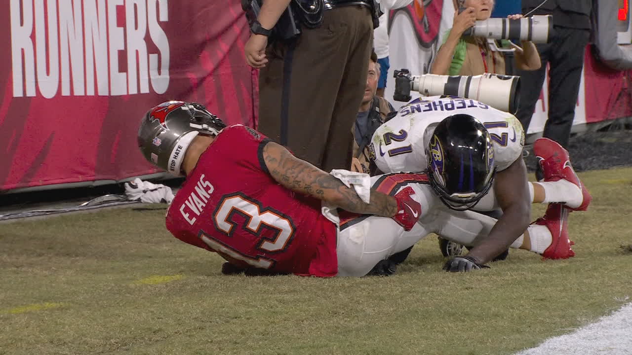 Mike Evans grabs hamstring after just missing a TD catch