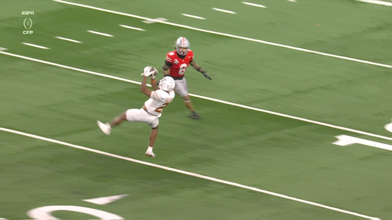 Quinn Ewers goes deep to Matthew Golden for a 27-yard gain