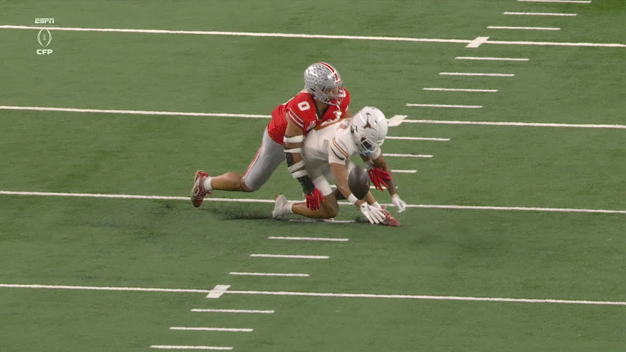 Texas can't convert on 4th-and-3 on opening drive