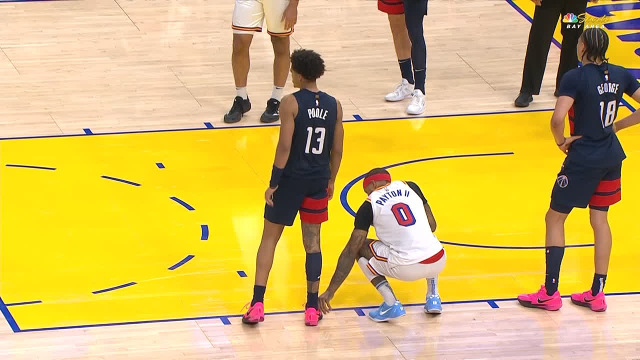 Gary Payton II unties Jordan Poole's shoe during free throws
