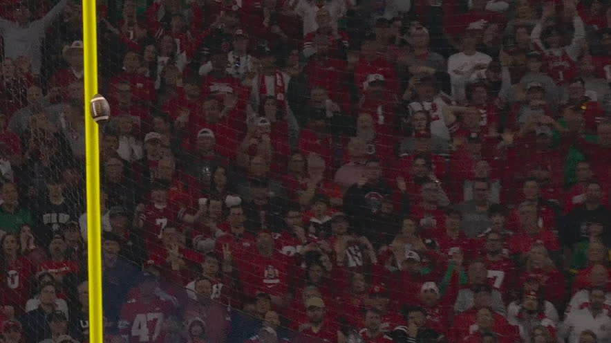 Notre Dame's FG attempt doinks off the uprights