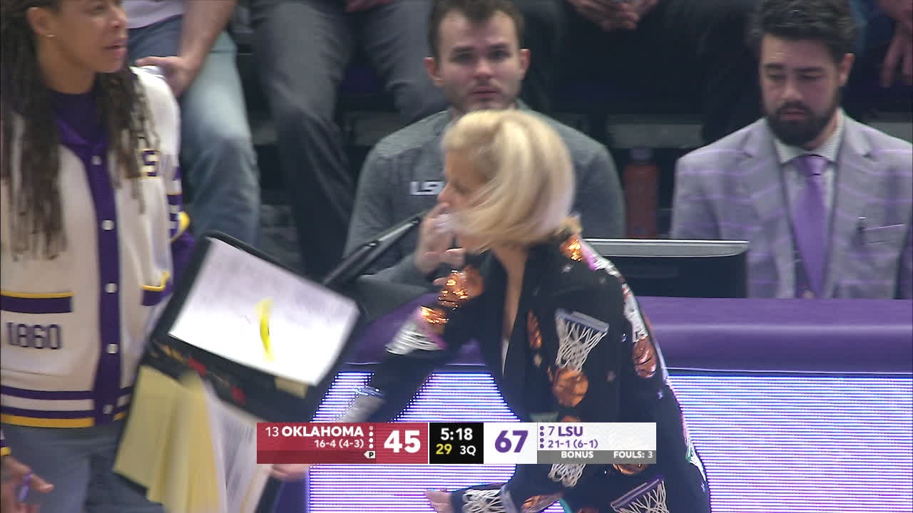 Kim Mulkey slams notebook from assistant's hands over flopping tech