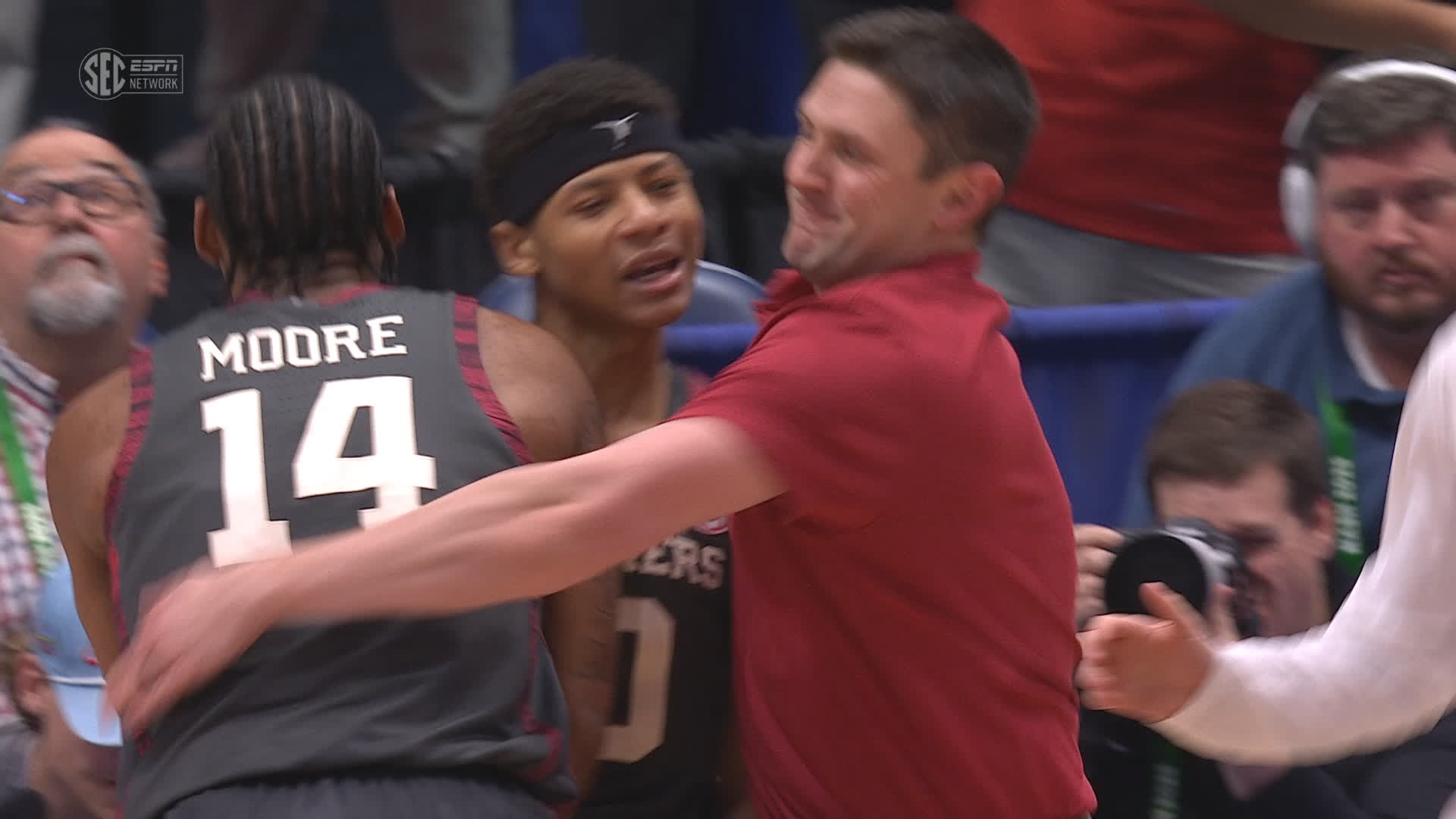 Oklahoma takes late lead after stunning Kentucky gaffes