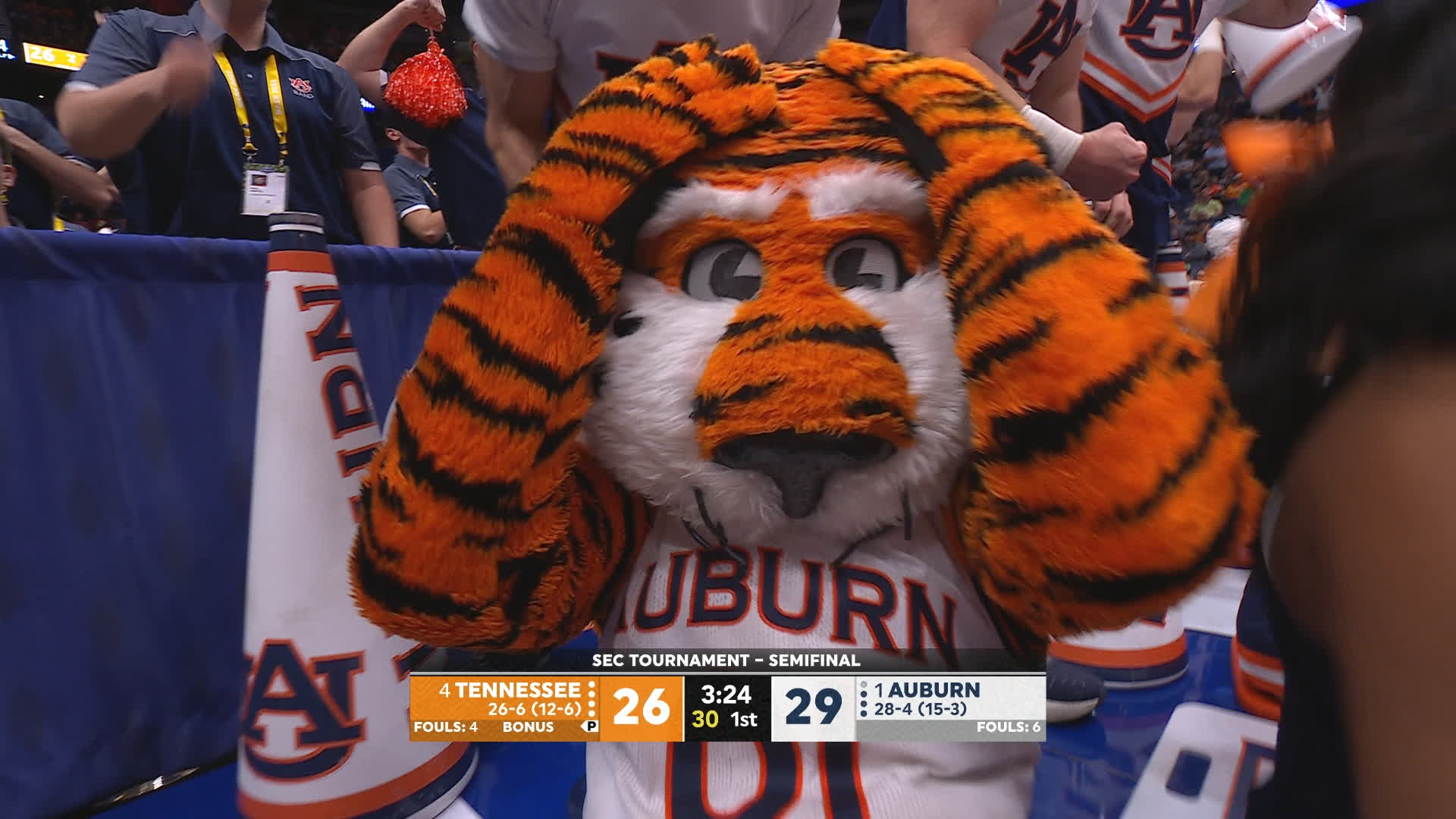 'Aubie the Tiger' can't believe Dylan Cardwell's posterizing slam