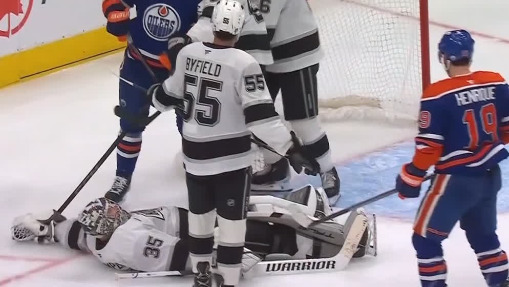 Darcy Kuemper keeps game alive with incredible save