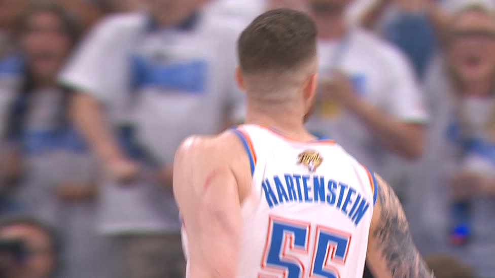 Hartenstein, Bryant exchange big dunks in the third quarter