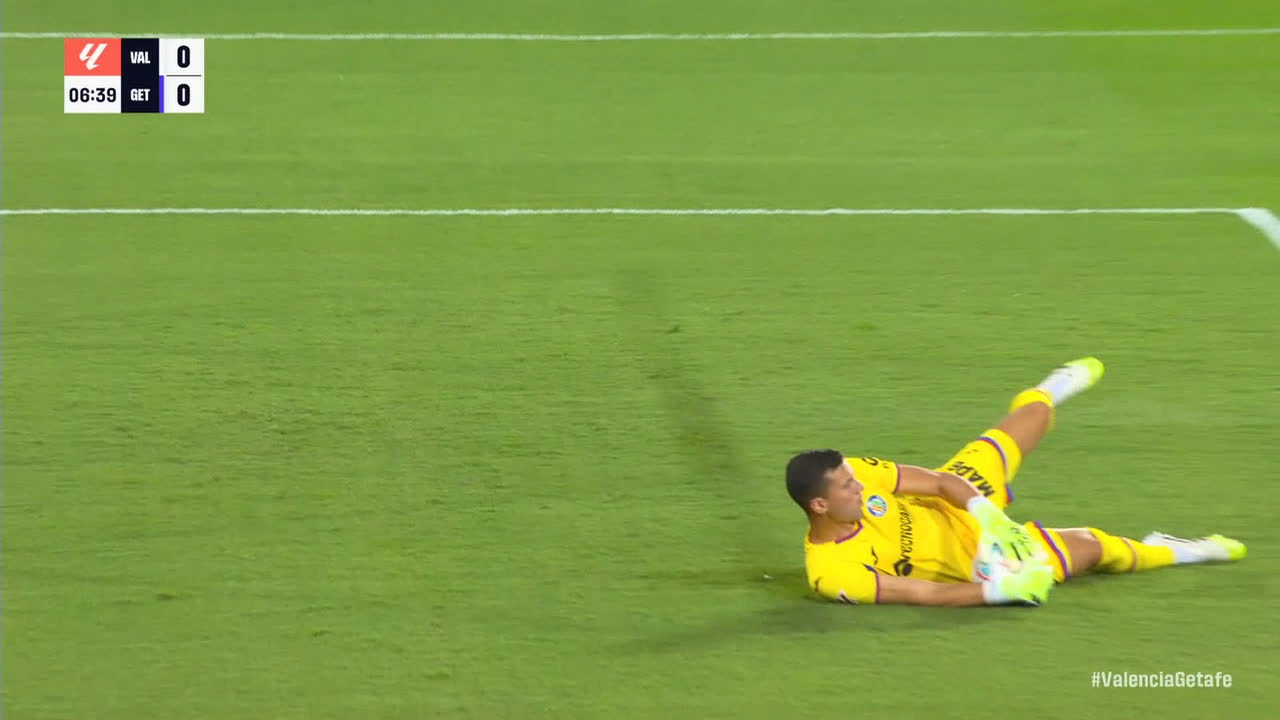 David Soria stops Jesús Vázquez's shot attempt