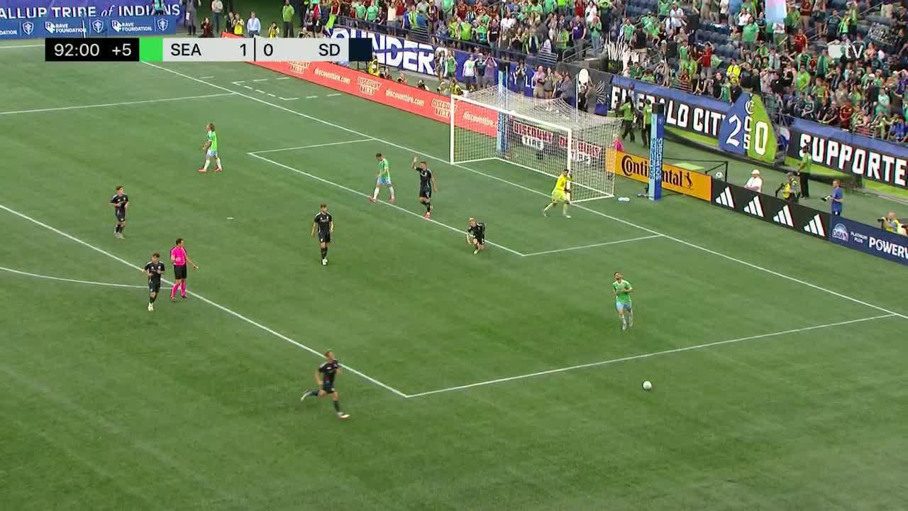 Carlos Dos Santos makes a great save