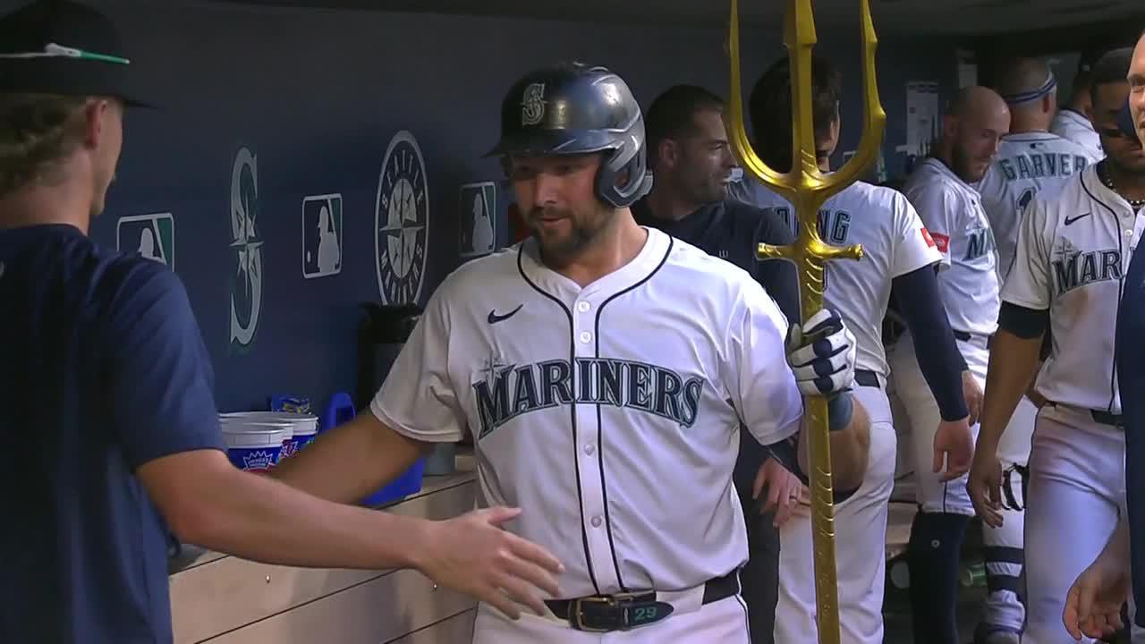 Cal Raleigh belts MLB-leading 33rd HR of season