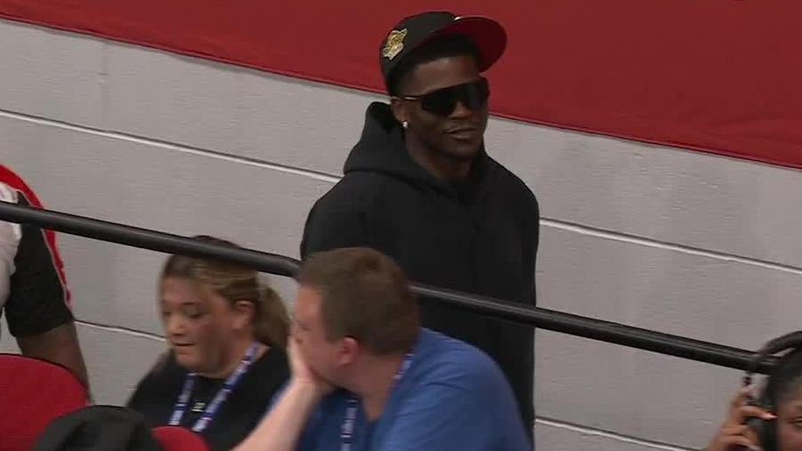 Crowd erupts as Anthony Edwards walks into the building