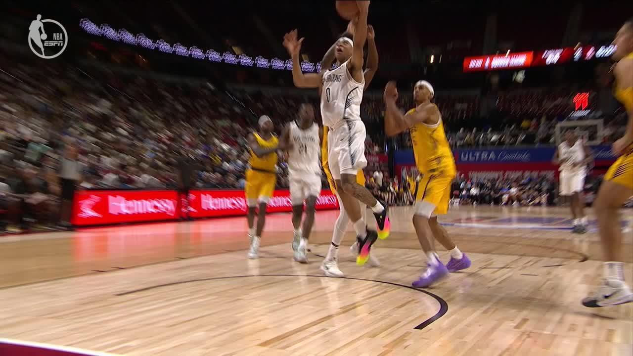 Jeremiah Fears weaves inside for a Pelicans basket
