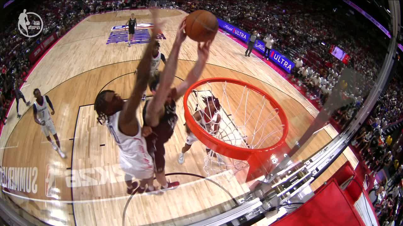 Drew Timme doesn't let a defender stop him from a big slam