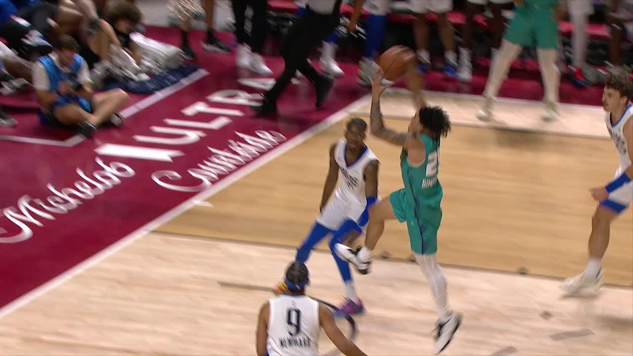 KJ Simpson throws down a thunderous slam for Hornets