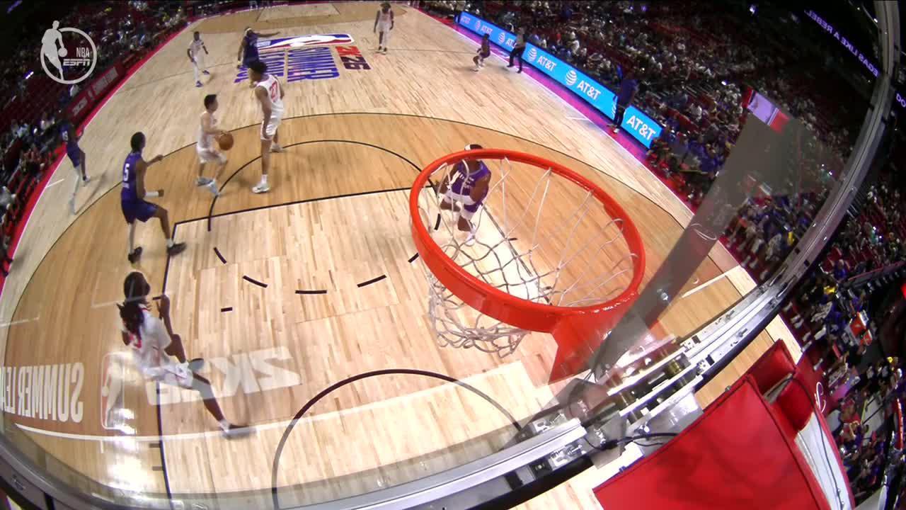 Yuki Kawamura makes ridiculous no-look dime