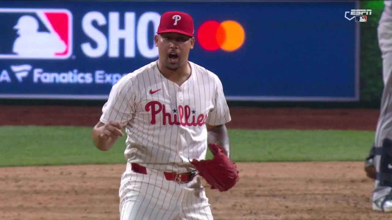 Jhoan Duran closes the game with a 103 mph pitch
