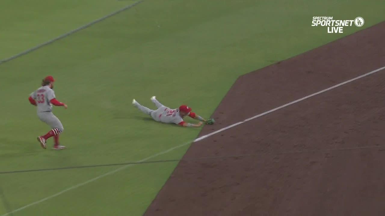 Lars Nootbaar stymies Dodgers' rally with unbelievable diving grab