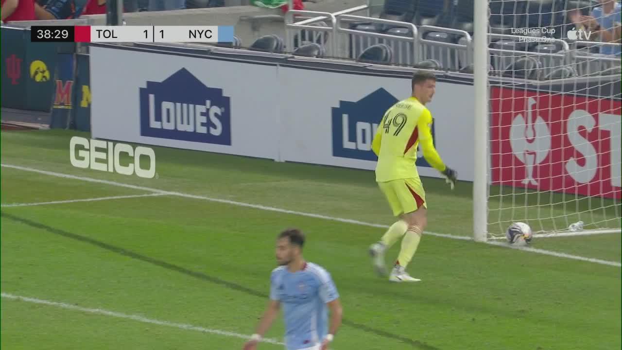 Paulinho slots in the goal for Toluca