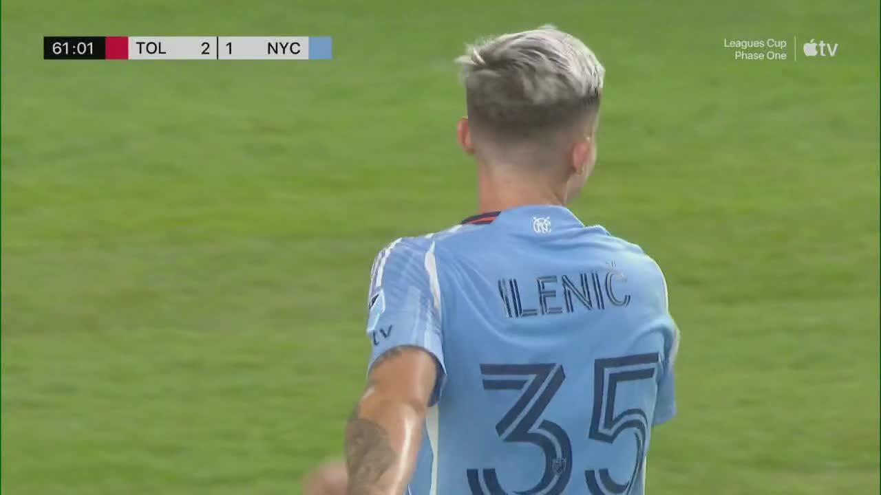 Luis García makes a great save