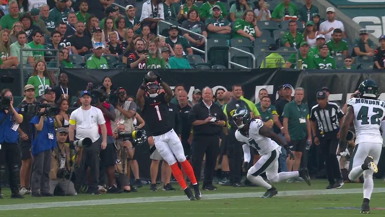 How does Ja'Marr Chase make this catch?