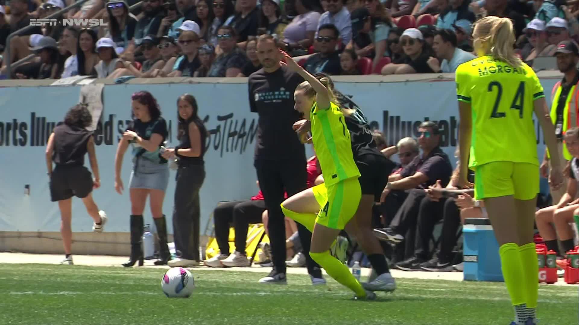 Geyse sees red for Gotham FC after bad challenge