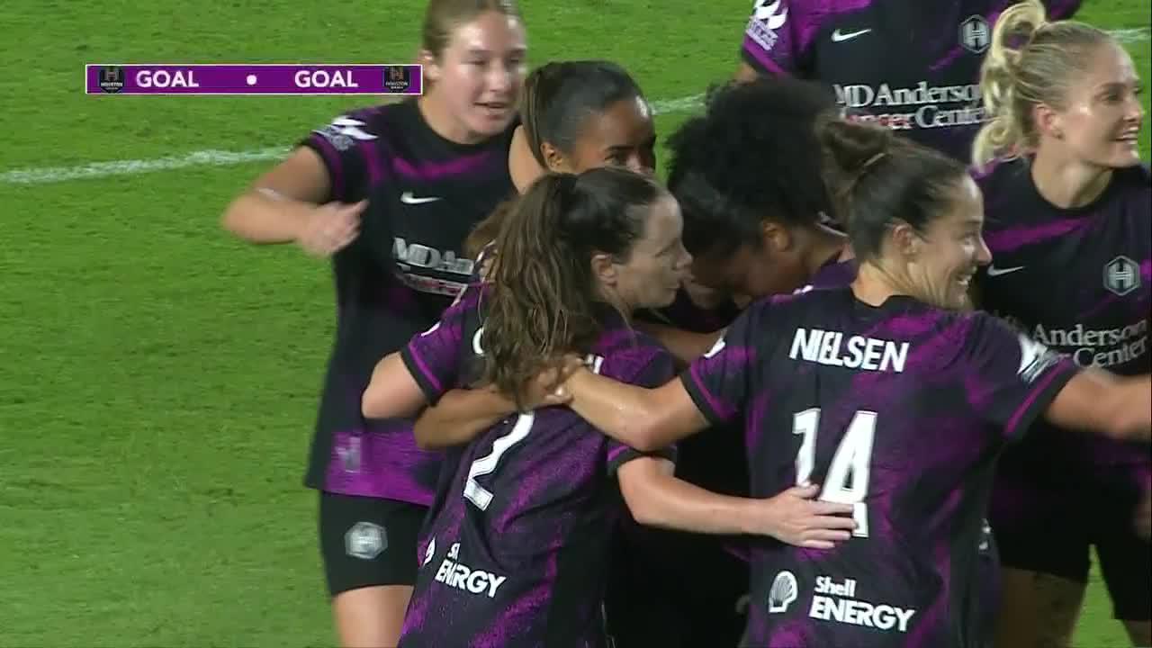 Kiki Van Zanten launches a goal from outside the box