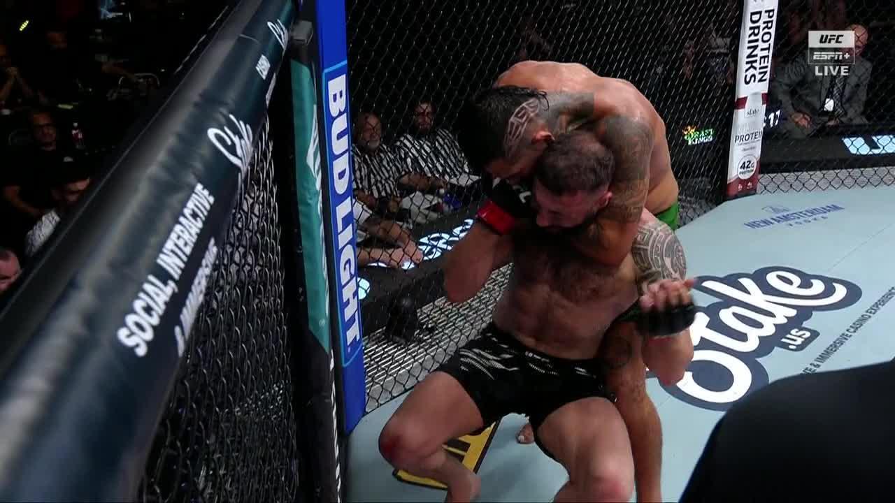 Anthony Hernandez submits Roman Dolidze in 4th round