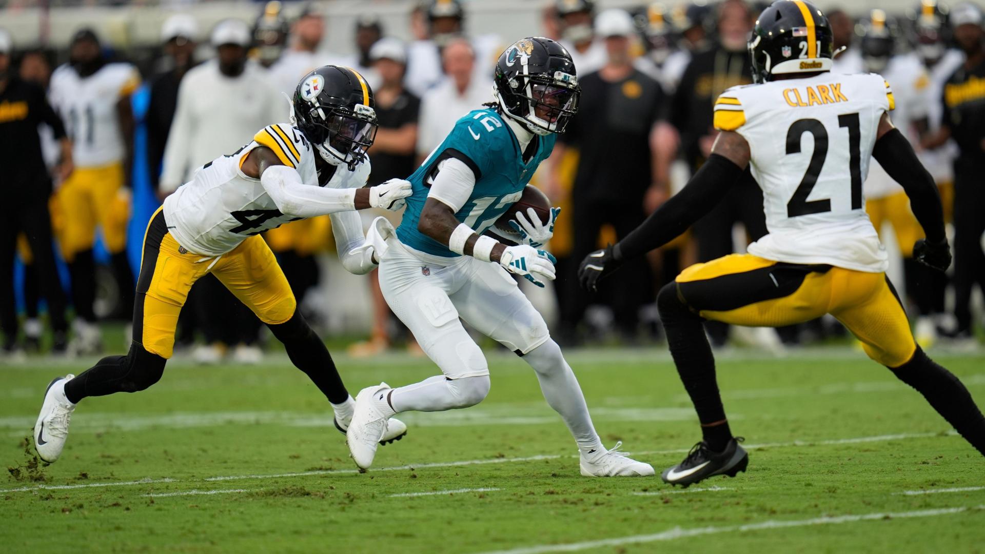 Travis Hunter makes his first two catches on first preseason drive