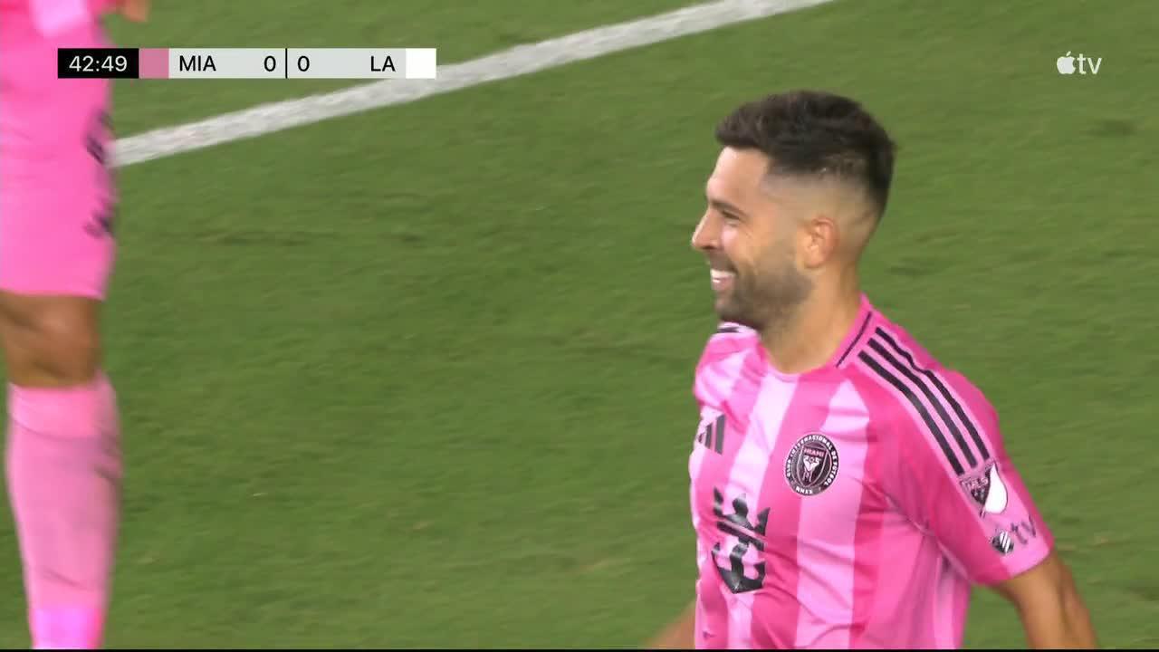 Jordi Alba scores in the 43'
