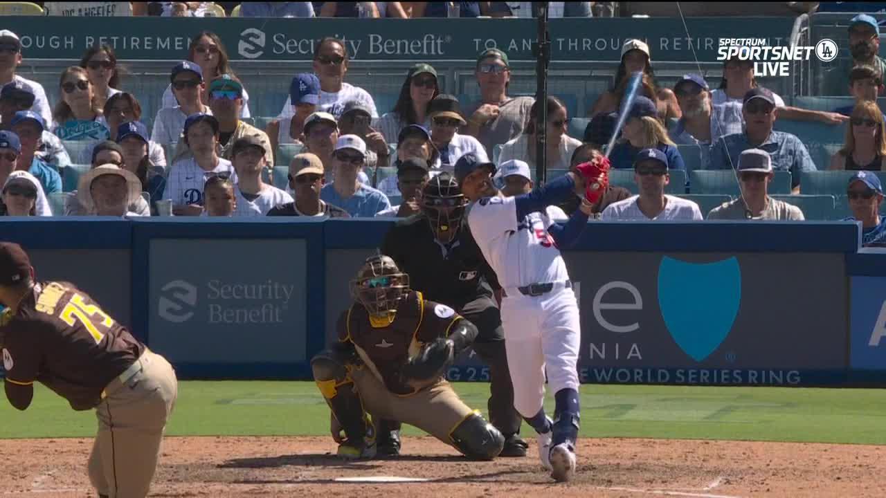 Mookie Betts hits a go-ahead HR in the 8th