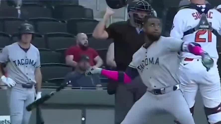 Victor Robles throws bat at pitcher after being plunked