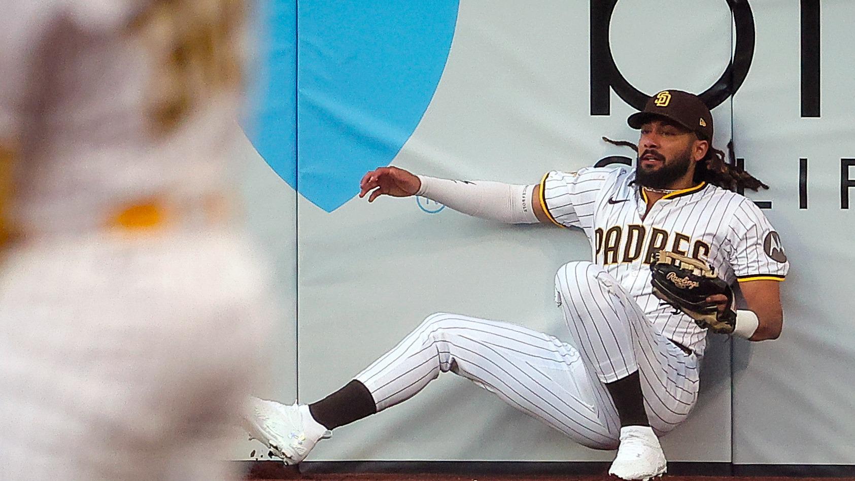 Fernando Tatis Jr. robs Giants of a homer