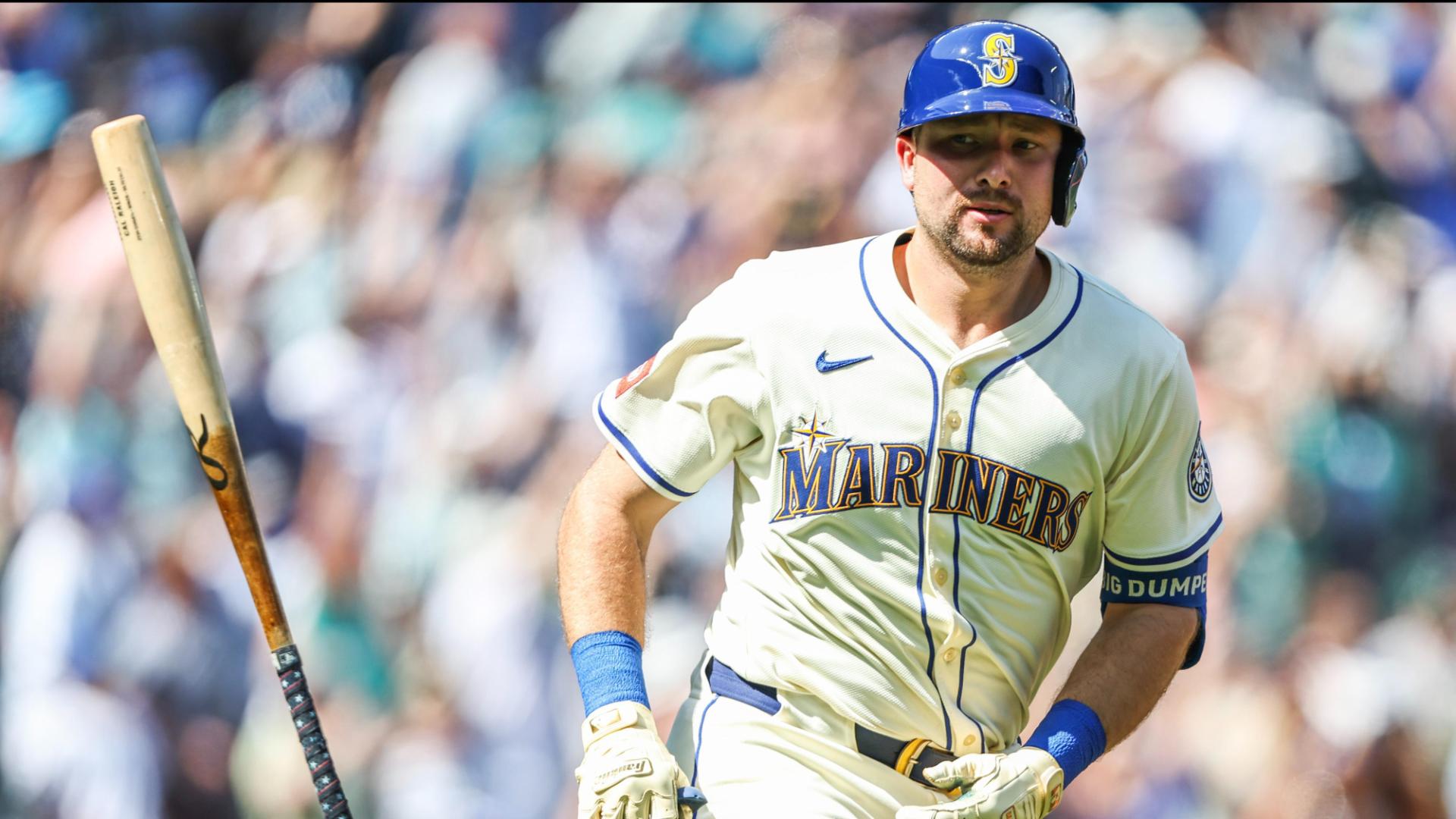 Cal Raleigh hits 48th, 49th homers of season to set catcher mark