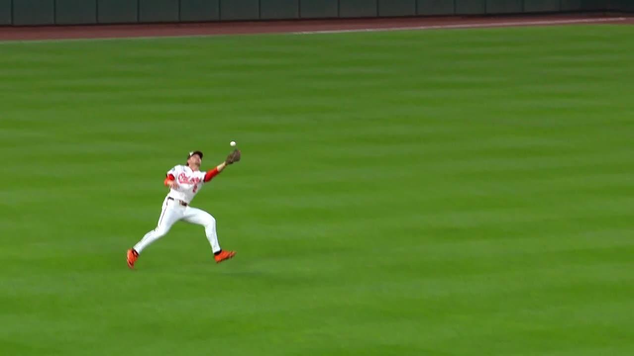 Gunnar Henderson makes an incredible over-the-shoulder snag