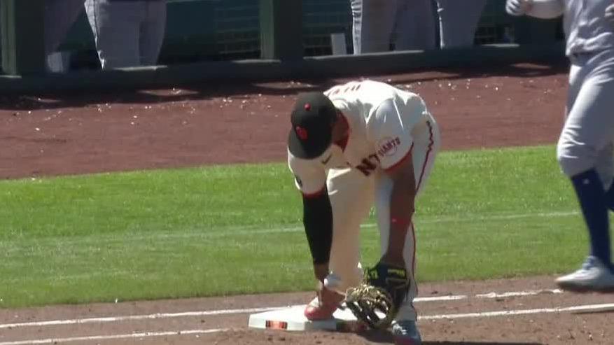 Rafael Devers gets an out despite glove malfunction