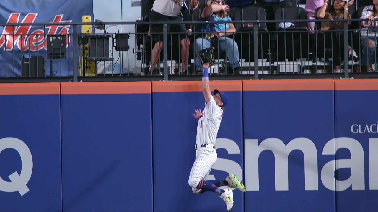 Jeff McNeil makes an amazing leaping grab at the wall