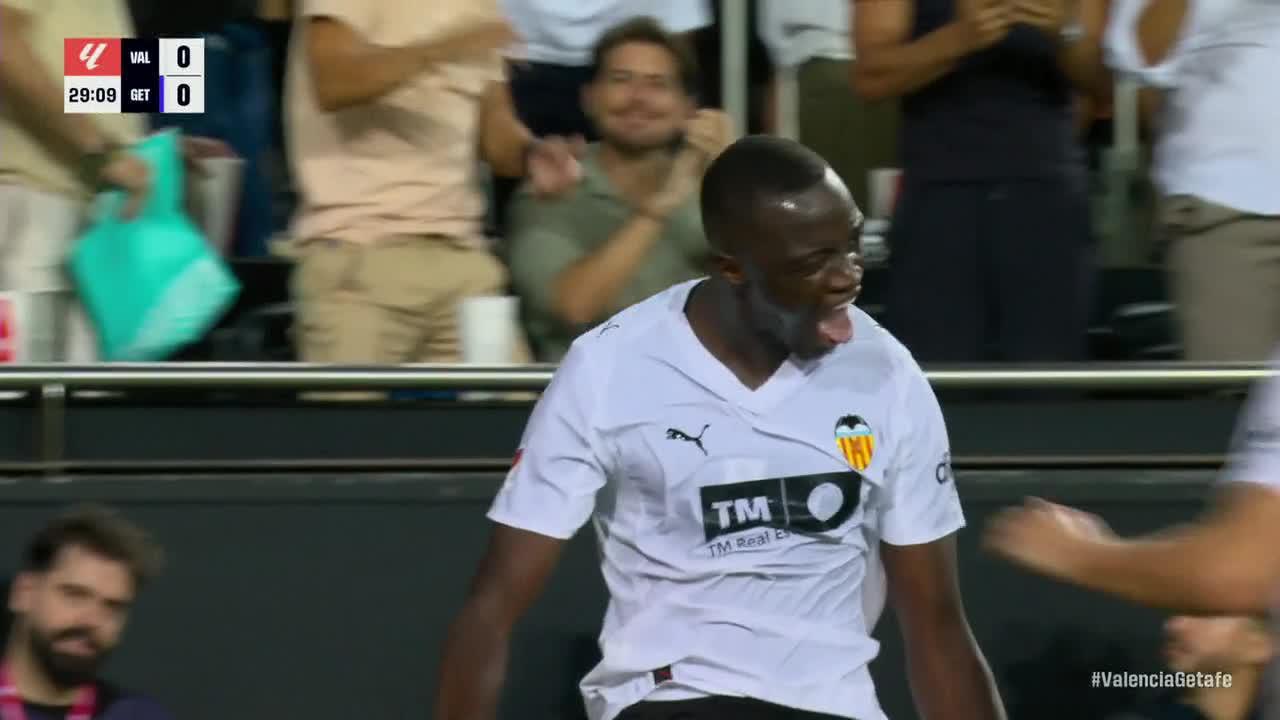 Mouctar Diakhaby slots in the goal for Valencia