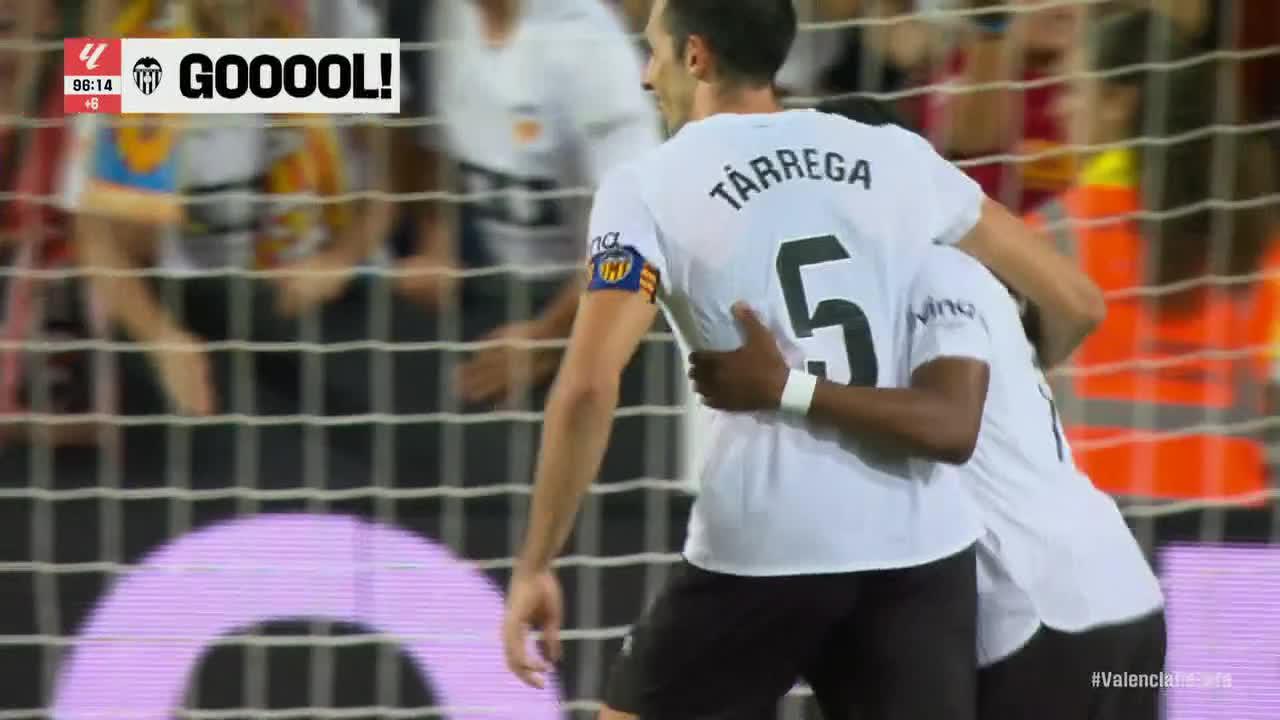 Hugo Duro finds the back of the net for Valencia