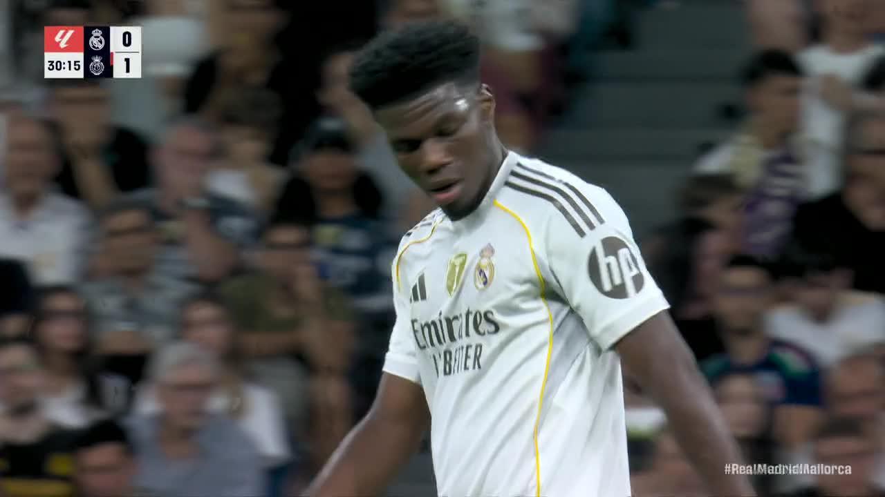 Leonardo Román makes a great save